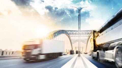 Langzeitbelichtung auf einer Brücke