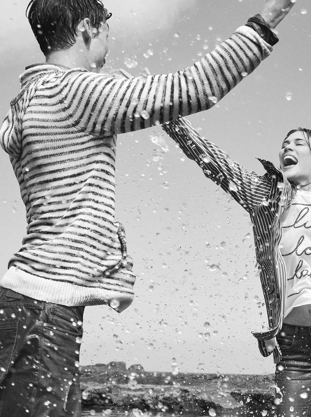 Mit Wasser spielende Kinder